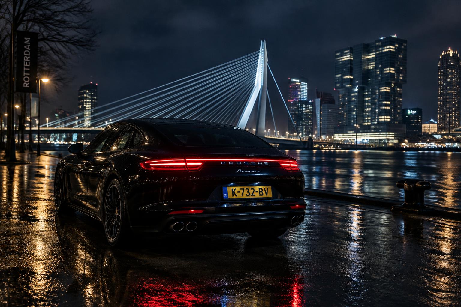 Achterkant van een donkere sportsedan bij nacht in Rotterdam (sfeerbeeld)